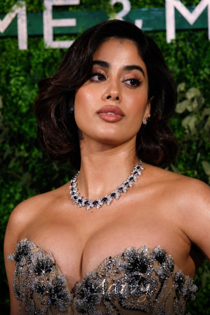 DesiGirlsWorld's tweet photo. #JanhviKapoor https://t.co/FtWVSp1PEW