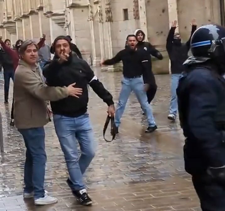 Maxime_DaSilva_'s tweet photo. Nous sommes le dimanche 25 octobre.
Il y a 24h, des nervis d’extrême droite frappaient des manifestants à Rouen. C’est la 2ème fois en 8 jours. Ces faits sont documentés, se sont répétés dans de nombreuses villes de France et plusieurs presses nationales en font état. Les images montrent des coups portés gratuitement sans aucune intervention policière malgré la présence d’agents de police en nombre.
Depuis hier, aucune communication officielle de la ville, aucun soutien aux victimes ni aucune condamnation des assaillants exprimés de la part de Nicolas Mayer-Rossignol. A quoi ça sert de faire des concerts si c’est pour se taire quand Rouen est menacée par des identitaires ? La semaine dernière, à raison, le Maire condamnait les dégradations dès 17h57. Cette semaine, rien.
Pourtant ce qu’il s’est passé est très grave. L’impunité avec laquelle ont agi ces hommes cagoulés est consternante et devrait indigner tout le monde. Les images et informations journalistiques permettent d’établir la présence d’un ancien candidat de la liste de droite-Horizons et d’un commerçant qui accueille des évènements RN. Il sera nécessaire d’établir les responsabilités de la droite et de l’extrême droite rouennaise.
Ces évènements devraient appeler tout le monde au sursaut républicain. Est-ce que l’Association des Maires de France va organiser des rassemblements partout contre l’extrême droite et la menace qu’elle fait peser sur les droits constitutionnels de manifester ? Ceux qui en ont l'habitude vont-ils réclamer à la justice d’être "ferme" et "intransigeante" envers les casseurs de gueules qui ont sévi hier à Rouen, Nice, Lyon, Montpellier… ?
Depuis hier, vous êtes nombreux et nombreuses à m’envoyer des témoignages et me faire parvenir des photos et vidéos des faits qui se sont déroulés hier soir. Sur cette base, en tant que Conseiller municipal à la ville de Rouen, je vais saisir le Procureur de la République au titre de l’article 40 du Code de procédure pénale. Les exactions d'hier ne peuvent rester impunies.