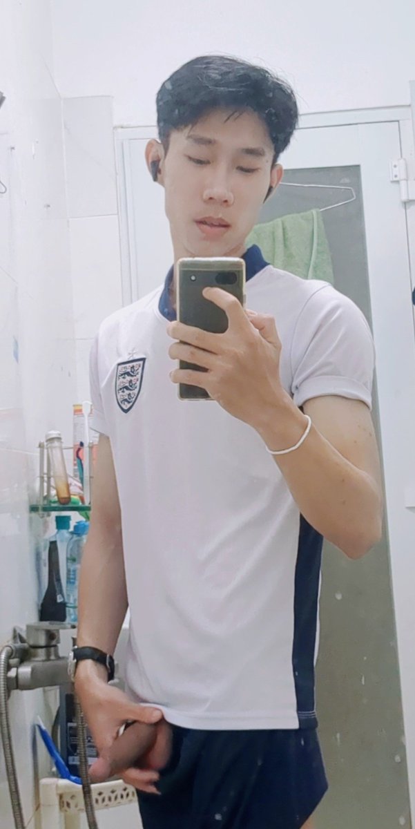 dat0dam's tweet photo. Đồ đá banh. Mặc cái quần thì thiếu cái áo😋 https://t.co/PLrkmF6WuW