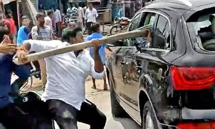 trueAPDeveloper's tweet photo. @VidadalaRajini @dhruv_rathee For accidental push by SI, she got suspended.But why no actions taken by Jagan Reddy and he personally encouraged voilence, all  are sleeping at that time? Why Dalit doctor got killed and why dalit young fellow got killed by ysrcp during covid? Here is evidence of ysrcp https://t.co/aHZeY4uPYI