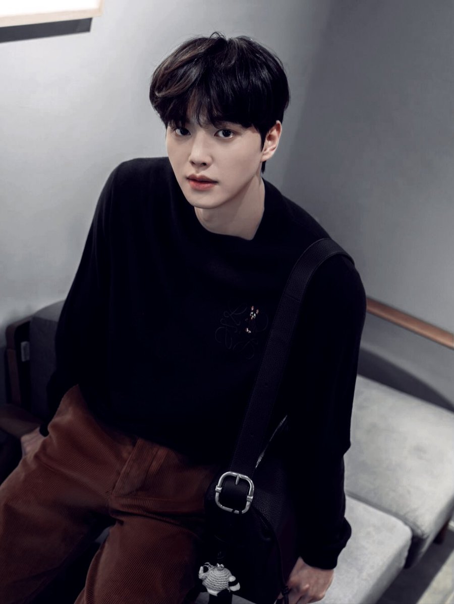 songankg's tweet photo. Taking a quick pause in a quiet corner with #loewe. Soft knit sweaters and cozy brown tones always make autumn feel so gentle. Just taking a moment to sit back, breathe, and enjoy the calm. https://t.co/zRpl6HlOga