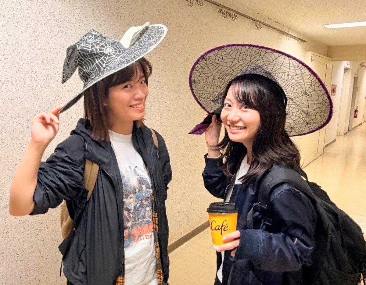 nanae_monchan's tweet photo. ちょっと早いですが、
ハッピーハロウィン！🎃✨️💕

※警官役浅野くんの家に代々伝わっているという、由緒正しき魔女帽を被らせていただいております。
#ノメデシ
#ガラクタらぼ https://t.co/URw0oAPYw0