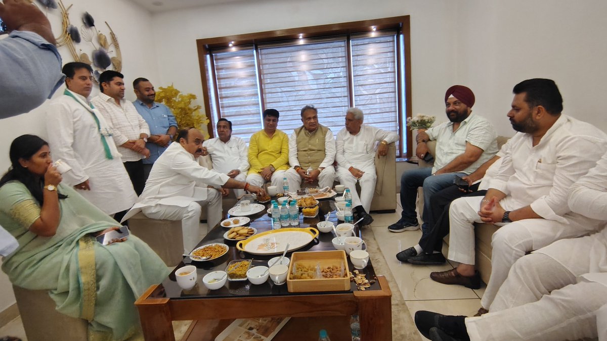 SupriyaPalRLD's tweet photo. राष्ट्रीय लोकदल के पूर्व जिला अध्यक्ष मुजफ्फरनगर श्री संदीप मलिक जी के आवास पर पहुंचकर उनसे आत्मीय भेंट की तथा कुशलक्षेम लिया।

इस अवसर पर राष्ट्रीय लोकदल के माननीय राष्ट्रीय संगठन महासचिव श्री त्रिलोक त्यागी जी, क्षेत्रीय अध्यक्ष श्री तरसपाल मलिक जी, बुढ़ाना विधायक श्री राजपाल बालियान जी सहित अन्य पदाधिकारीगण उपस्थित रहे।
#Meerapur #SupriyaPal #RLD