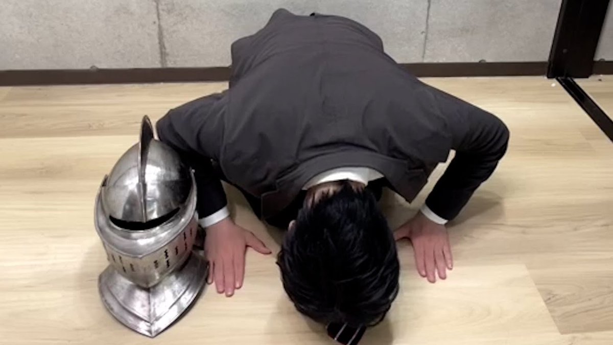 northpoleXXX's tweet photo. 金の無心は兜脱いで土下座なのに金返せませんの土下座は兜被ったままなのホンマ草 https://t.co/8VHaiEDcPt