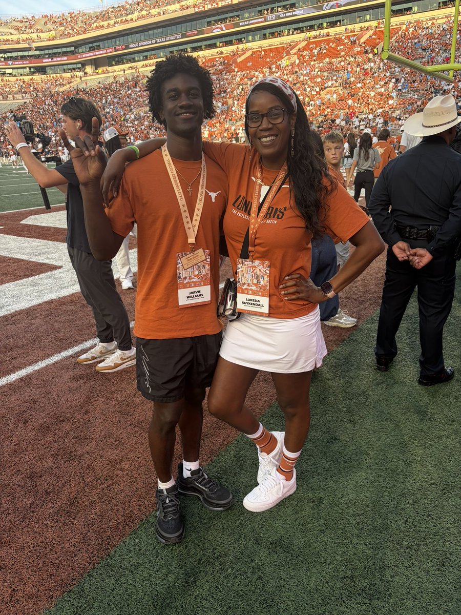 iamjarvis__'s tweet photo. Had a great time up in Austin watching Texas battle it out with ole miss! Thank you @Coach_Fenner6 for inviting me and the staff for all the hospitality. https://t.co/diaXO23Tw2