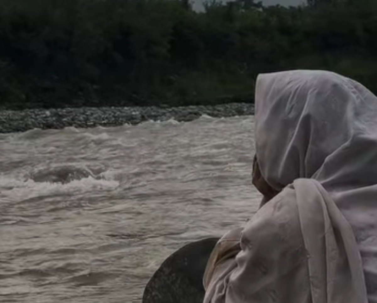 Mirha8jjr's tweet photo. *آزمائش کہ وقت صبر کرنا سیکھ لیں تو انسان کی زندگی میں ٹھہرائو آجاتا ہے۔
`لیکن جب انسان صبر کے مقام پر شُکر کرنا سیکھ لے تو پھر دنیا کی کوئی آزمائش اسے ہرا نہیں سکتی۔

جے سوہناﷻمیرے دُکھ وِچ رَاضی
تے میں  سُکھ نوں  چُلہے  پاواں🥹❤️‍🩹 https://t.co/nEvyDFCqoZ
