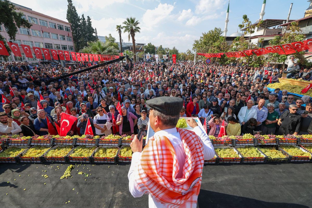 eczozgurozel's tweet photo. Manisa’dan Denizli’ye, bugün de sözümüz de yolumuz da milletleydi.

Manisa il kongremizde yol arkadaşlarımızla buluştuk. 

Sarıgöl’de, evladı gibi büyüttüğü bağını gözyaşlarıyla söken üzüm üreticilerimizin derdini dinledik.

Denizli’de ise Büyükşehir Belediyemizin toplu açılış ve temel atma töreninde, on binlerce yurttaşımızla gurumuzu paylaştık.

Bizim yolumuzu millet açtı. 
Yürüyoruz!
