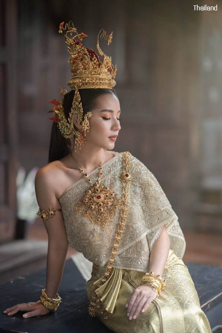 JAERAKHIN's tweet photo. Real Thai traditional clothing is gorgeous. Why didn't GMMTV showcase it for the international audience? Why avoid your own country's actual culture? Does GMMTV think Thai dresses aren't good enough?🤷🏼‍♀️ https://t.co/sMIXtAGvHE