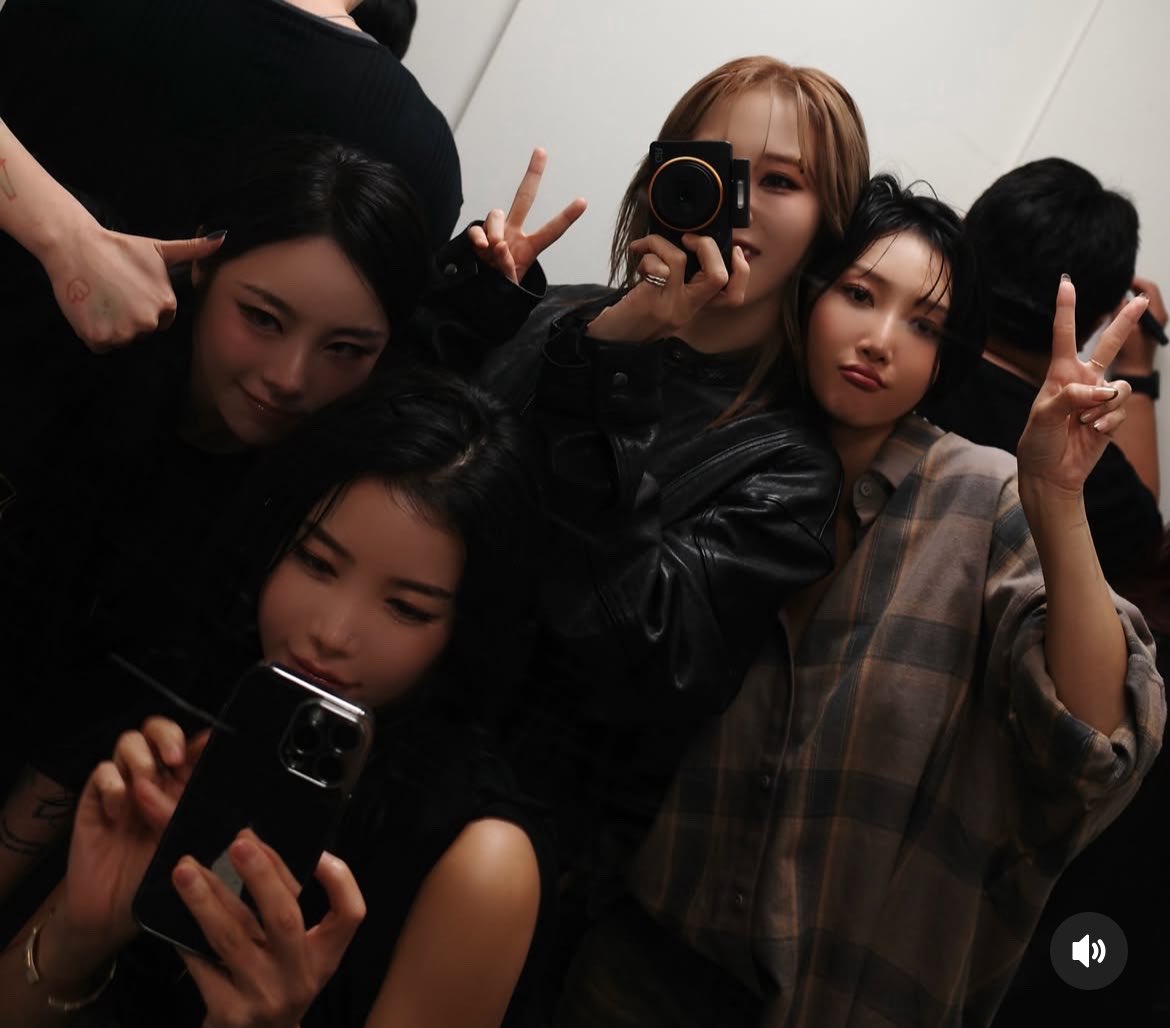 JWIrresistible's tweet photo. MAMAMOO 😭😭😭😭😭😭😭 https://t.co/Kh60CClgjj