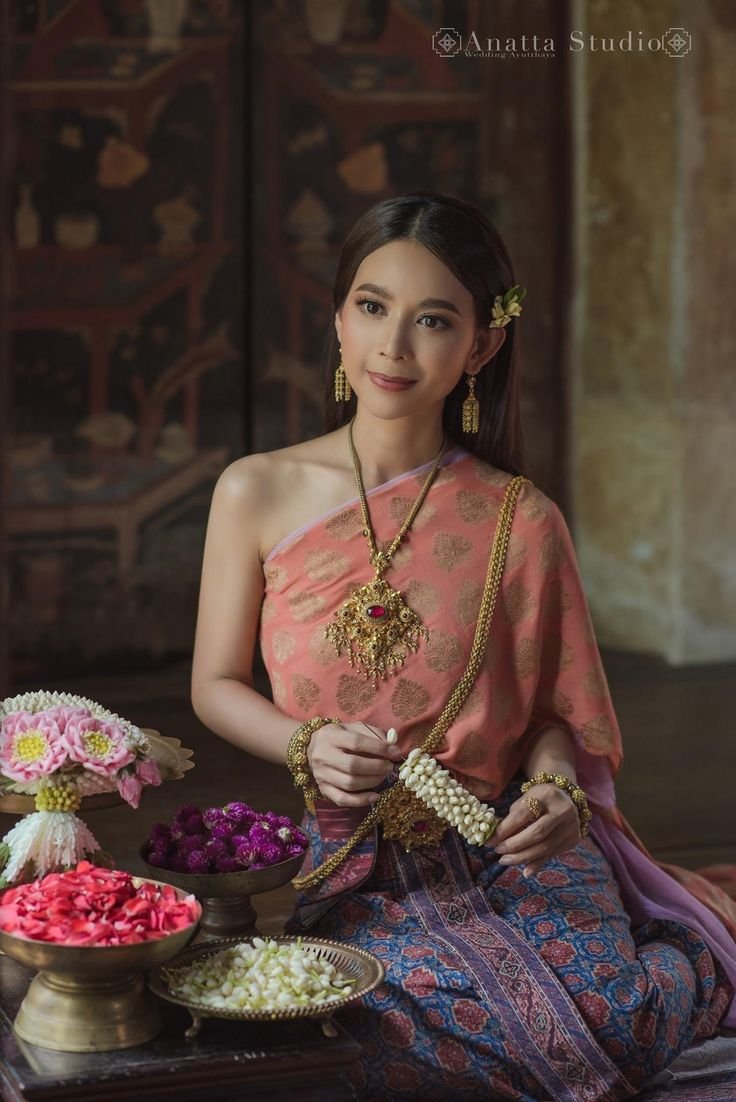 JAERAKHIN's tweet photo. Real Thai traditional clothing is gorgeous. Why didn't GMMTV showcase it for the international audience? Why avoid your own country's actual culture? Does GMMTV think Thai dresses aren't good enough?🤷🏼‍♀️ https://t.co/sMIXtAGvHE