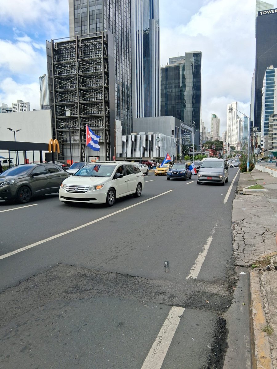 EmbacubaP's tweet photo. 🇨🇺🤝🇵🇦 Convocado por la Asociación Martiana de Cubanos Residentes en Panamá y Movimiento de Solidaridad con Cuba

🚗 Caravana en Panamá contra bloqueo del gobierno de EEUU a Cuba

Se escucha por las calles panameñas el reclamo de que

#CubaNoEsUnaAmenaza el bloqueo sí https://t.co/bdadOU6Bqd