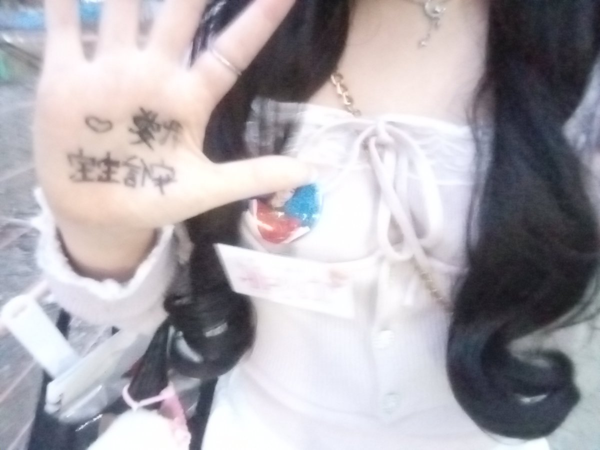 3x1n9's tweet photo. ブース入った瞬間に覚えた韓国語は全部すっ飛んで行って声も出なくなって一旦無言で美しいアンシンの顔面拝みタイム入っちゃったよねᐪᐪ超いい匂いしたし https://t.co/AzMuXaB1VD