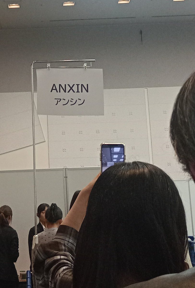 3x1n9's tweet photo. ブース入った瞬間に覚えた韓国語は全部すっ飛んで行って声も出なくなって一旦無言で美しいアンシンの顔面拝みタイム入っちゃったよねᐪᐪ超いい匂いしたし https://t.co/AzMuXaB1VD