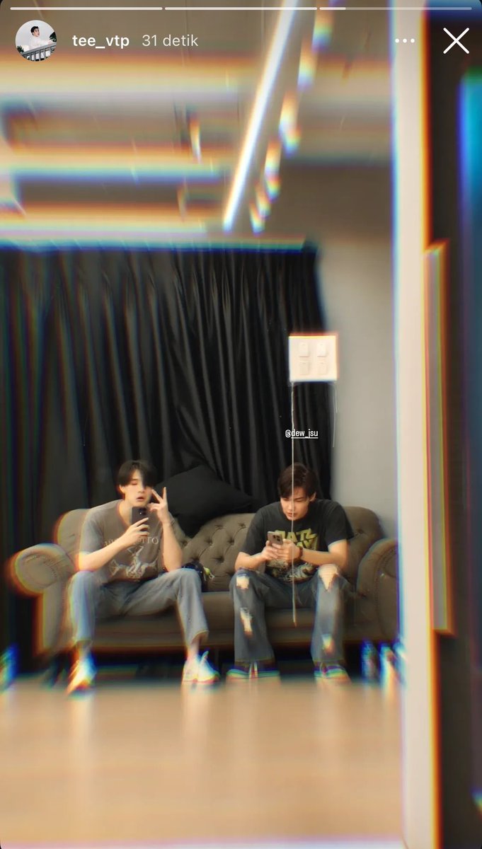 teevithe's tweet photo. sampe sini paham kan kalian? selalu tee yang selca mirror terus dew main hp disamping tee tapi disisi lain ternyata dew diem diem fotoin tee juga SEPAHAM DONG TOLONGGG INI NAMANYA APA KALO BUKAN PACARAN?!!!😭😭😭 https://t.co/ZpegvNCxdi