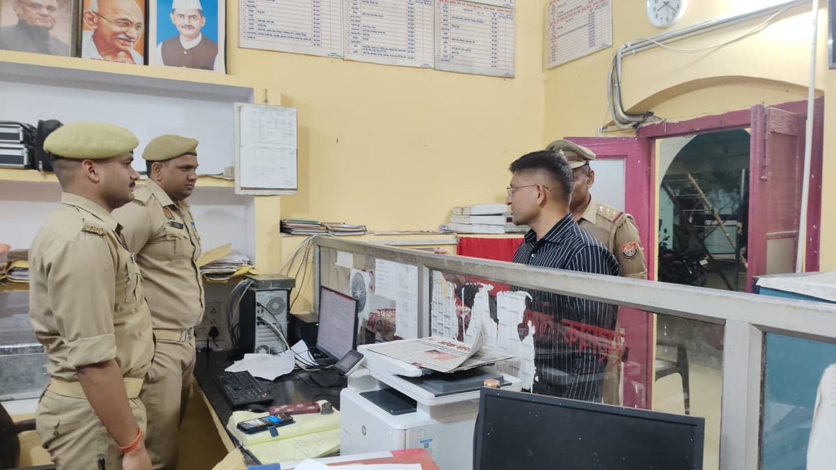 DCP_South's tweet photo. @DCP_South @IPSMdMustaque द्वारा थाना बंथरा का आकस्मिक निरीक्षण किया गया।  
निरीक्षण के दौरान थाना कार्यालय के महत्वपूर्ण अभिलेखों के रख-रखाव,विवेचना कक्ष,साइबर हेल्प डेस्क,जीडी कार्यालय,मिशन शक्ति केन्द्र,थाना परिसर आदि का निरीक्षण कर सम्बन्धित को आवश्यक दिशा-निर्देश दिए गए। https://t.co/ZpCZosaZ18