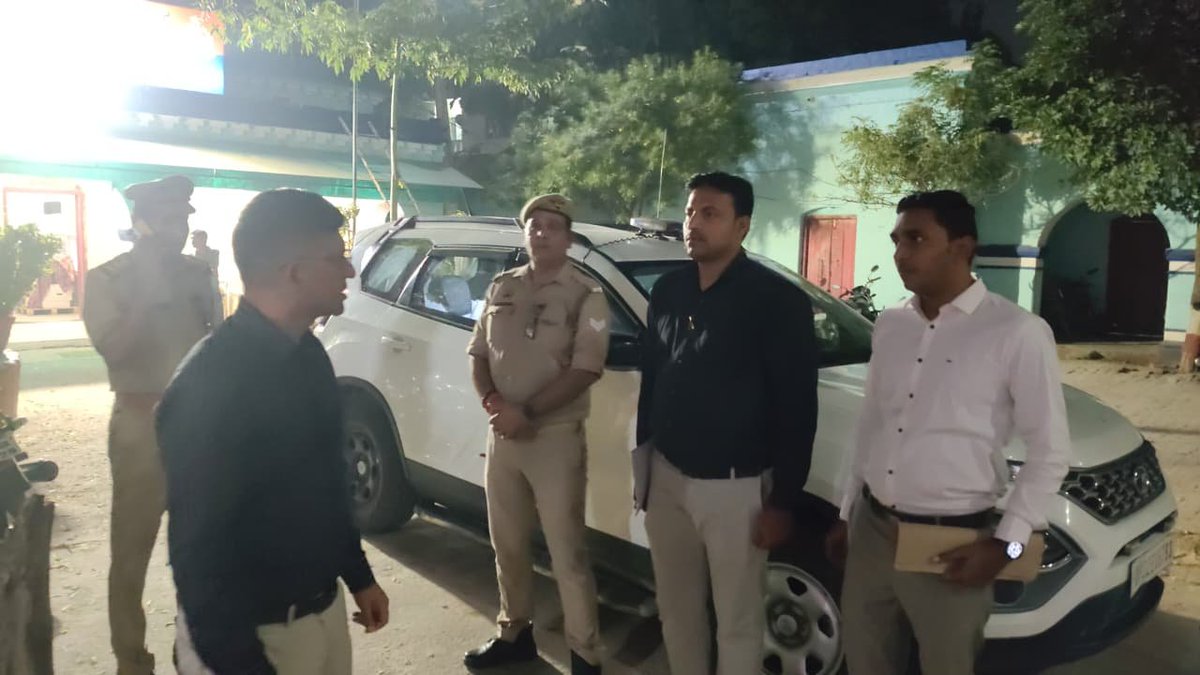 DCP_South's tweet photo. @DCP_South @IPSMdMustaque द्वारा थाना बंथरा का आकस्मिक निरीक्षण किया गया।  
निरीक्षण के दौरान थाना कार्यालय के महत्वपूर्ण अभिलेखों के रख-रखाव,विवेचना कक्ष,साइबर हेल्प डेस्क,जीडी कार्यालय,मिशन शक्ति केन्द्र,थाना परिसर आदि का निरीक्षण कर सम्बन्धित को आवश्यक दिशा-निर्देश दिए गए। https://t.co/ZpCZosaZ18