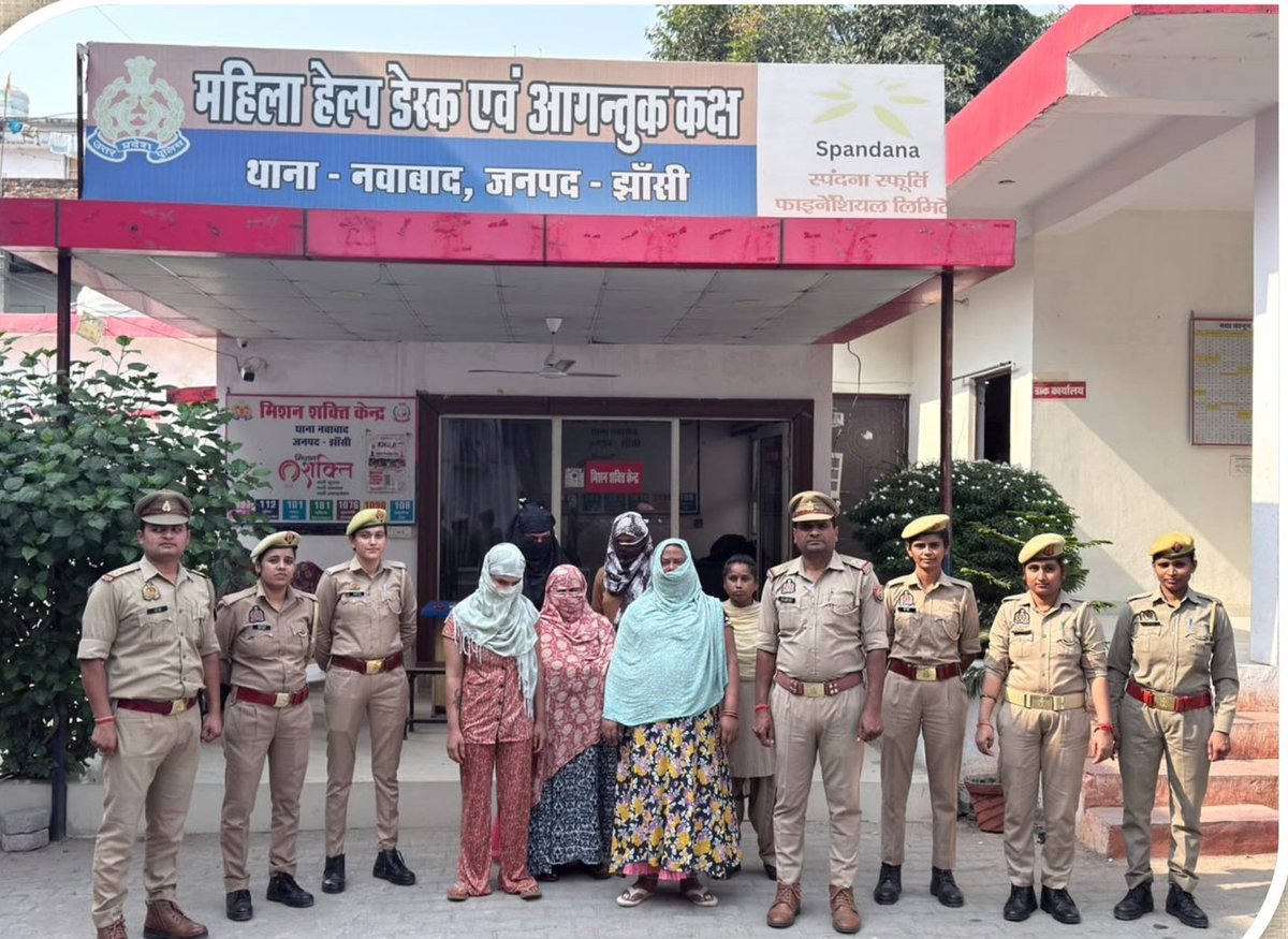 TrueStoryUP's tweet photo. UP क़े झाँसी में आपसी विवाद में पुलिस कार्यवाही की मांग को लेकर SSP दफ़्तर पर न्यूड होकर किन्नरों ने हंगामा किया। कुछ वीडियो वायरल हो रही है जिसमे कुछ ट्रांसजेंडर सडक पर राहगीरों से अभद्रता कर रहे है। पुलिस ने 5 आरोपी अरेस्ट किए है। https://t.co/hKqQtaJc5W