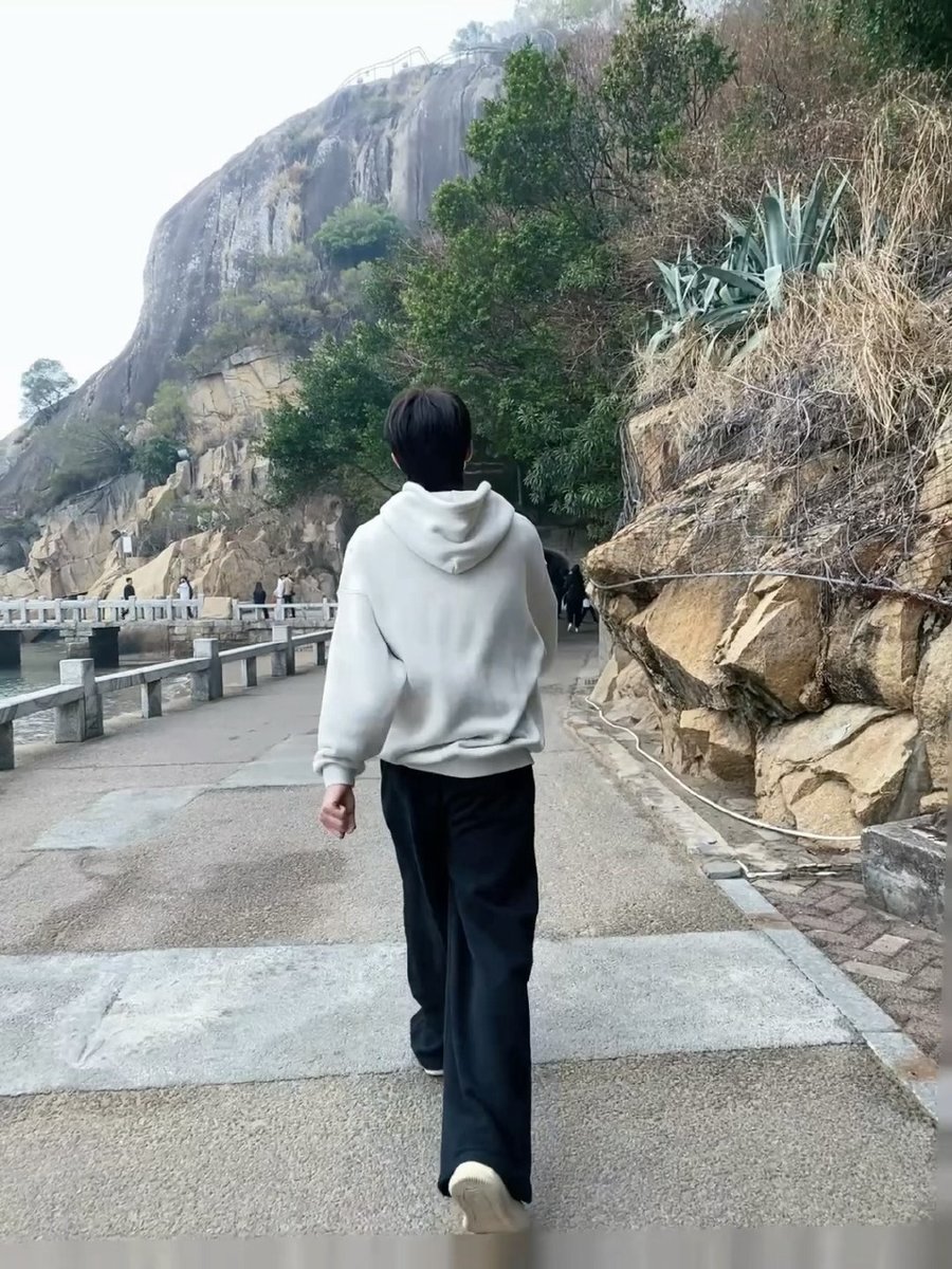 2020reki's tweet photo. 首を低くして卓についた今日は、何だか少し落ち着かない1日でした https://t.co/AmzwisLob4