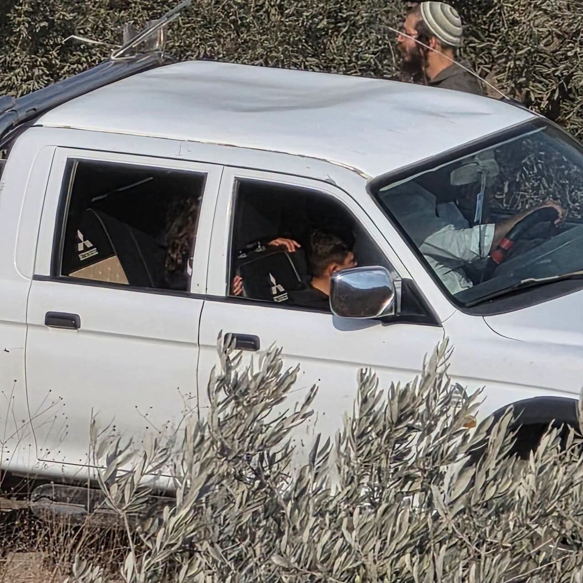 pal_gallery's tweet photo. Israeli settlers assault and detain a Palestinian farmer and his children in Beita, south of Nablus. https://t.co/gyLEVdrMcB