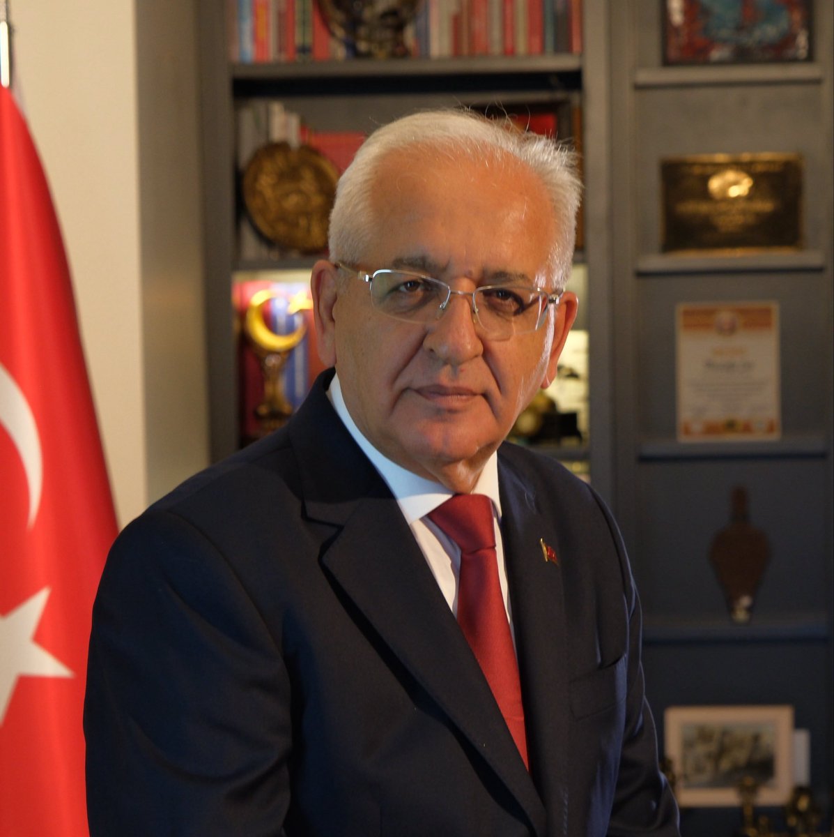 ozanyucer's tweet photo. İTO seçimleri var..

Bir tarafta sade vatandaş 
Kaptan Mustafa Bey..

Diğer tarafta bilmem kaç
kurumdan maaş alan o zat..

Bu kişilerden birisi; 
garibanın #30Euro'suna kan doğrayıp, 
bizi ithalatçıdan 3-5 kat pahalı ürün aldırandır..

KÜFÜR etmeyin. Oy kullanın! https://t.co/X8q3zB7hGG