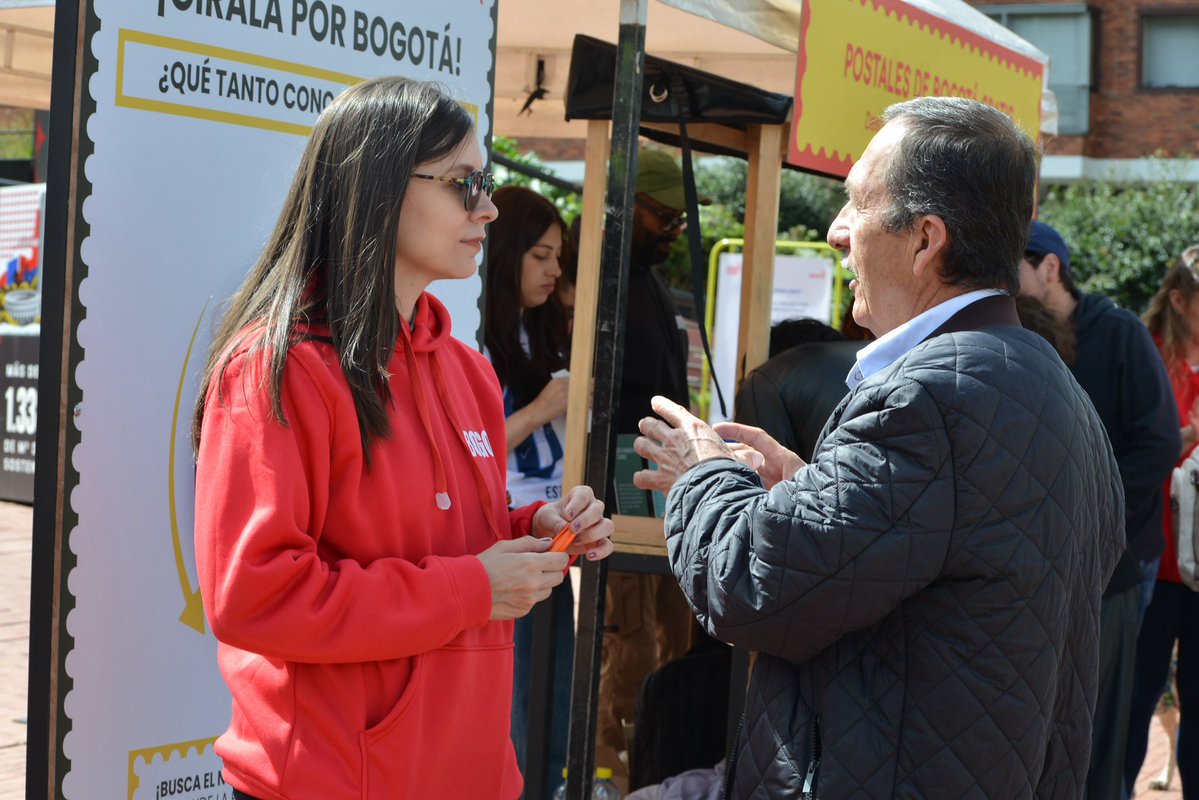SecGeneralBog's tweet photo. ¡Bogotá confía en su gente! 🚲 

Estamos  en la Plaza Bicentenario dando a conocer el II Plan de Estado Abierto 2026-2027 de 12 entidades distritales y aporta a la gestión pública en la ciclovía. #BogotáConfía✨ https://t.co/ymz7bgzPxY