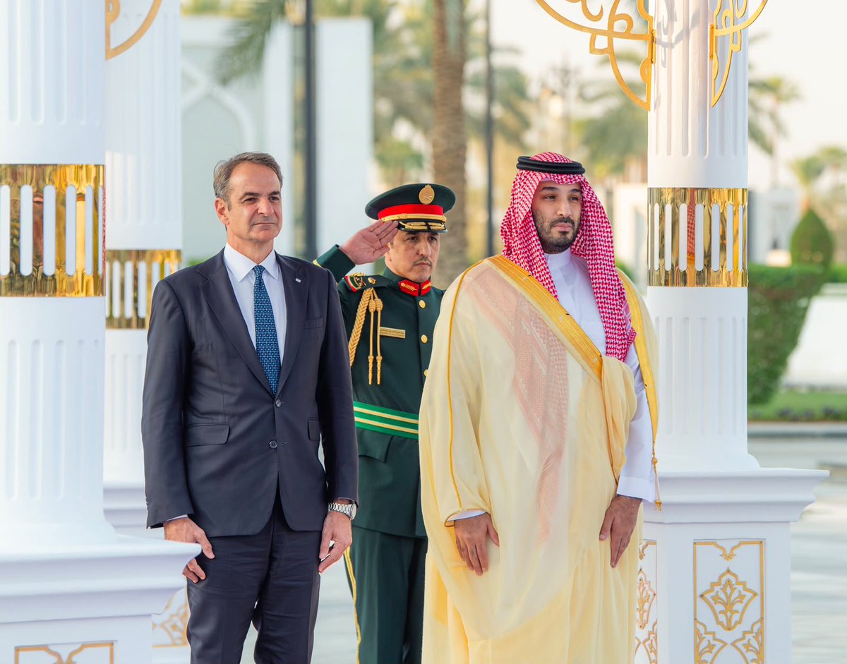 Badermasaker's tweet photo. سمو سيدي #ولي_العهد يستقبل رئيس وزراء الجمهورية الهيلينية، ويقيم له مراسم استقبال رسمية. https://t.co/IcFZw6DkhR