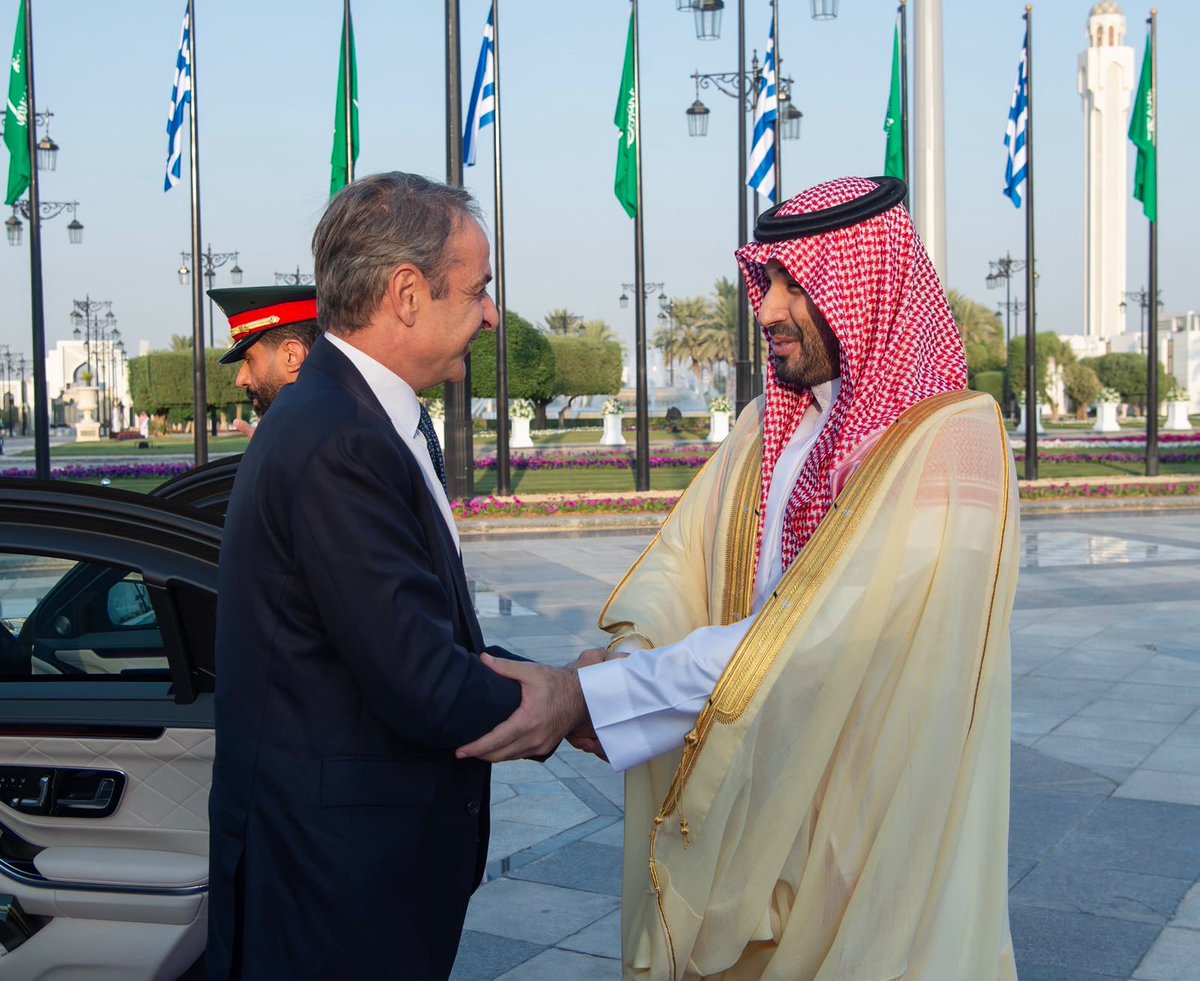 Badermasaker's tweet photo. سمو سيدي #ولي_العهد يستقبل رئيس وزراء الجمهورية الهيلينية، ويقيم له مراسم استقبال رسمية. https://t.co/IcFZw6DkhR