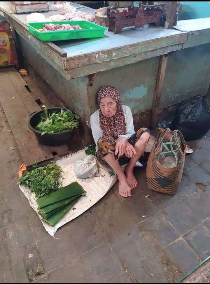 mamahmuda1_'s tweet photo. yang pada koar-koar “kerja keras biar ga susah” lo oon anjir gapunya empati. lagian yang kita suarain tu orang-orang kayagini. bukan orang gengsian dan tone deaf kaya lo pada! gausah kepedean. https://t.co/UP0PGoNu1d