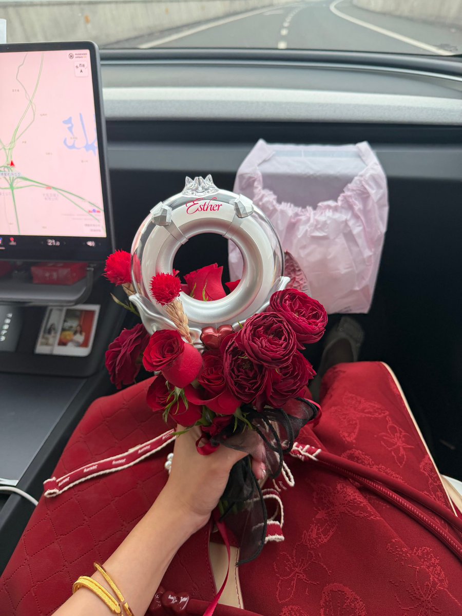 JasEnjoyLife29's tweet photo. Arghhh a C pomegranate used Yu Shuxin’s light stick and decorate it with flowers are her bridal bouquet 😭🥹 this is soooo cute

🥰 #YuShuxin #EstherYu https://t.co/bxQVTEfoUJ