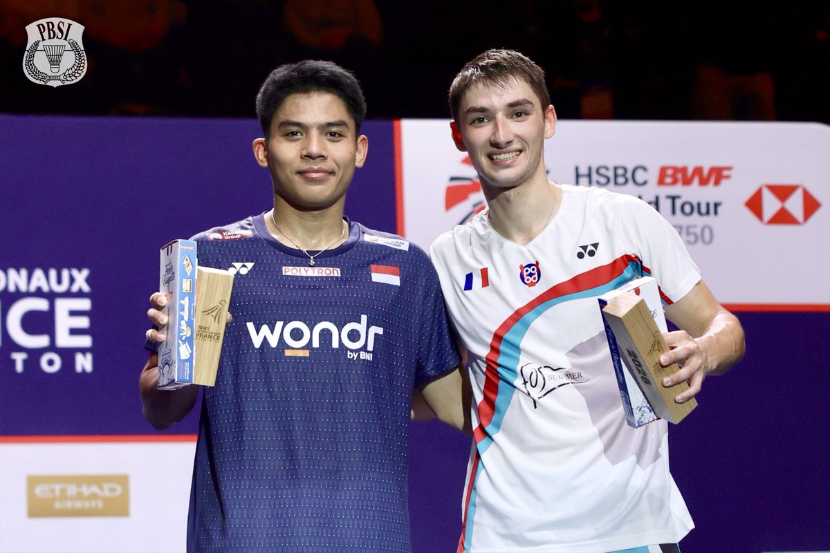 INABadminton's tweet photo. Podium tunggal putra French Open 2026.

🥇: Christo Popov 🇫🇷
🥈: Moh Zaki Ubaidillah 🇮🇩

Selamat kepada keduanya.

#BadmintonIndonesia #FrenchOpen2026 https://t.co/oJ6FB5ikfz