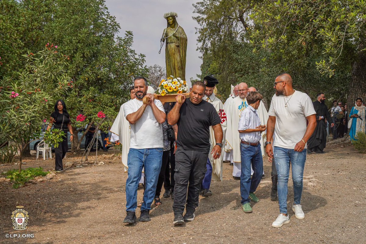 LPJerusalem's tweet photo. الأحد ٢٥ تشرين الأول ٢٠٢٦ – ترأّس غبطة الكاردينال بييرباتيستا بيتسابالا، بطريرك القدس للاتين، القداس الاحتفالي في دير رافات بمناسبة عيد الطوباوّية مريم العذراء، سلطانة فلسطين وسائر الأرض المقدسة، والشفيعة الرئيسية لأبرشية البطريركية الأورشليمية، بمشاركة الأساقفة والكهنة، وبحضور حشد كبير من الفرسان والسيدات القبر المقدس وفرسان مالطا والمؤمنين من مختلف الرعايا، واتحد المؤمنون بالصلاة من أجل راحة نفس شهداء وشفاء مصابين وجرحى كنيسة حمود في الكرك، معبرين عن تضامنها مع عائلاتهم وذويهم.

On Sunday, October 25th, 2026, at the Marian Shrine of Deir Rafat, His Beatitude Cardinal Pierbattista Pizzaballa, Latin Patriarch of Jerusalem, presided over the solemn Mass for the Feast of the Blessed Virgin Mary, Queen of Palestine and of the Holy Land, Principal Patroness of the Diocese, joined by bishops, priests, and a large gathering of knights, dames, and faithful from parishes across the Holy Land, the faithful united in prayer for the eternal rest of the souls of those who lost their lives in the terror attack in Jordan, and for the healing of the injured, expressing their solidarity with those who are mourning this tragedy