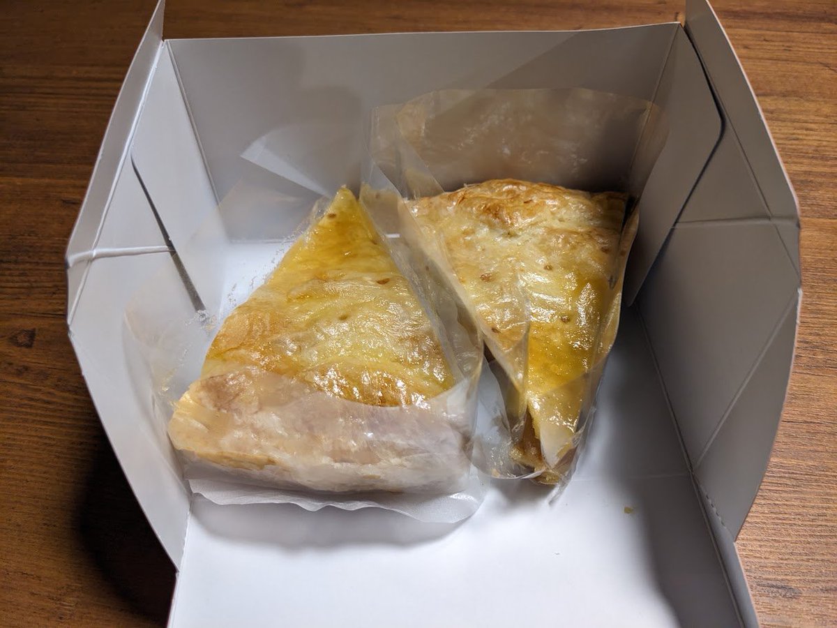 CafeSingularity's tweet photo. わーい！！お客さんからケーキ貰った！！
茨城の焼き芋有名店「かいつか」さんのやつ！！

実はうちのお店、この10月で10周年なんですよね！！
そのお祝いとのこと！本当にありがとうございます！！！😭 https://t.co/VczyxX4TZQ