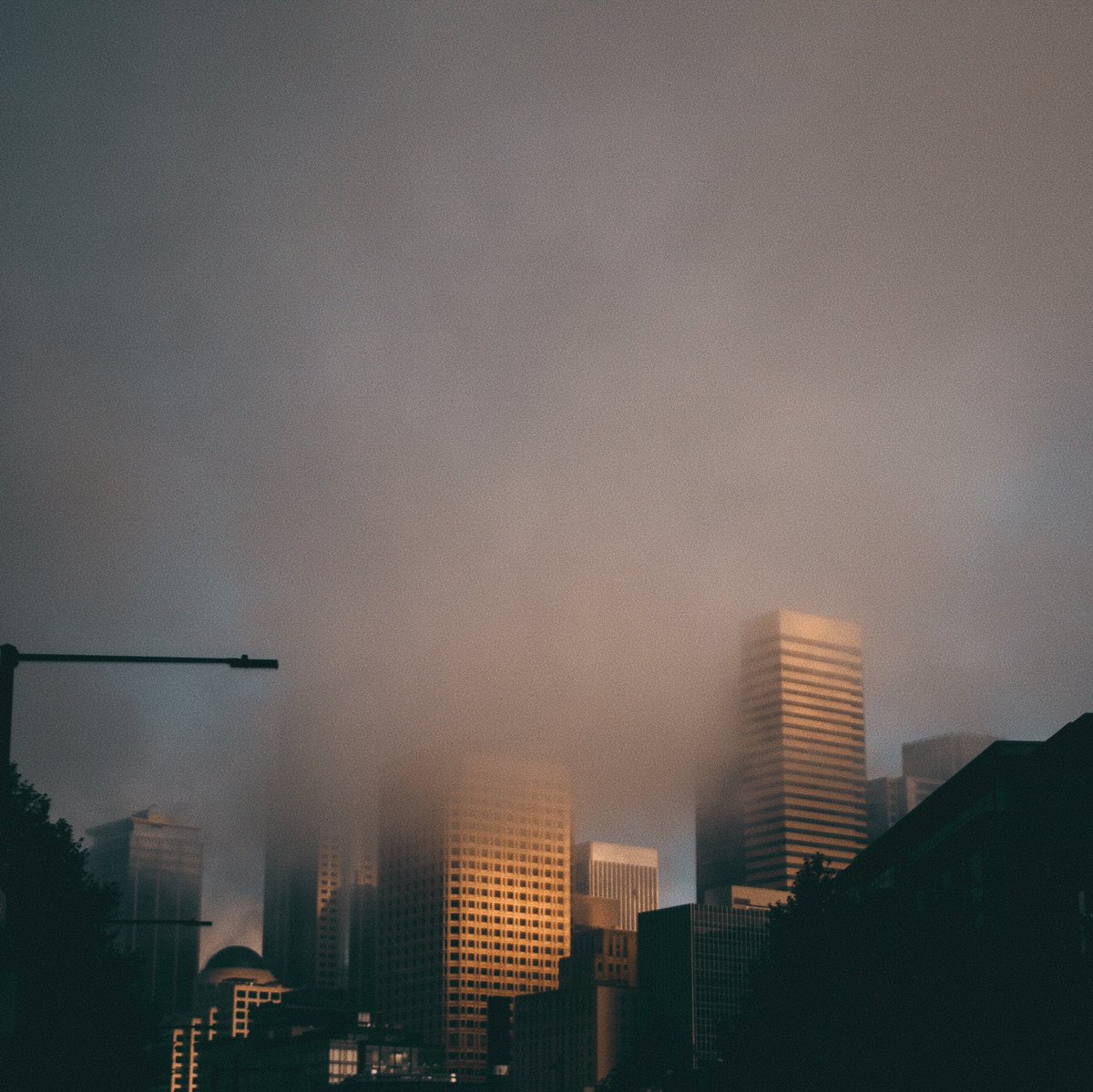 StarmanTim's tweet photo. A very foggy morning in Seattle. https://t.co/rZlf9cpo9j