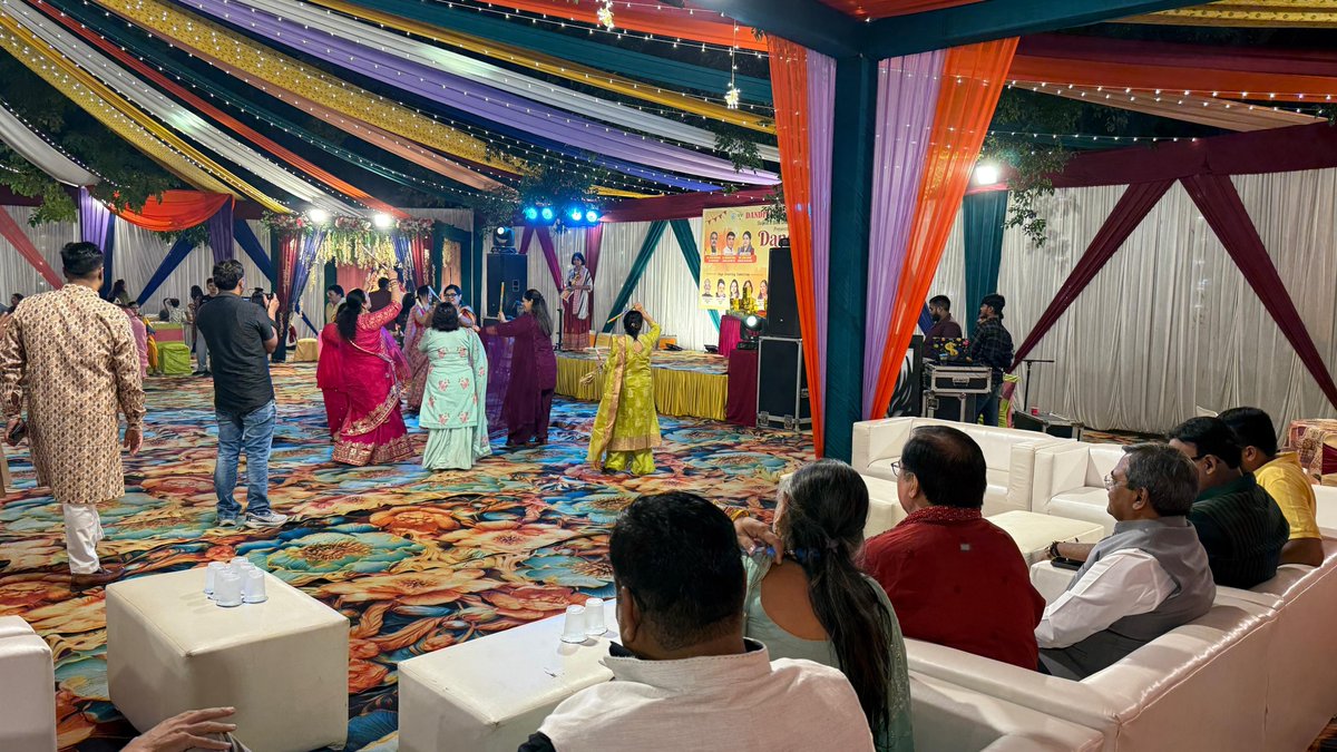 upadhyaysbjp's tweet photo. आज शिवालिक A Block में आयोजित डांडिया रास कार्यक्रम में सम्मिलित हुआ। इस अवसर पर भगवान श्री कृष्ण जी एवं माता राधा रानी जी के दर्शन कर उनका आशीर्वाद प्राप्त किया। 

हमारी संस्कृति और परंपराओं को सहेजने वाले ऐसे आयोजन समाज को एकता के सूत्र में पिरोते हैं। 

जय श्री कृष्णा! 🚩

#DandiyaRaas #ShivalikABlock #JaiShriKrishna
