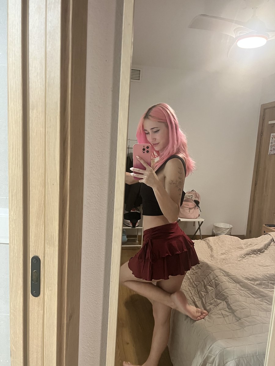 onlykaylaax's tweet photo. Room or bathroom? https://t.co/UmXhk19rc9