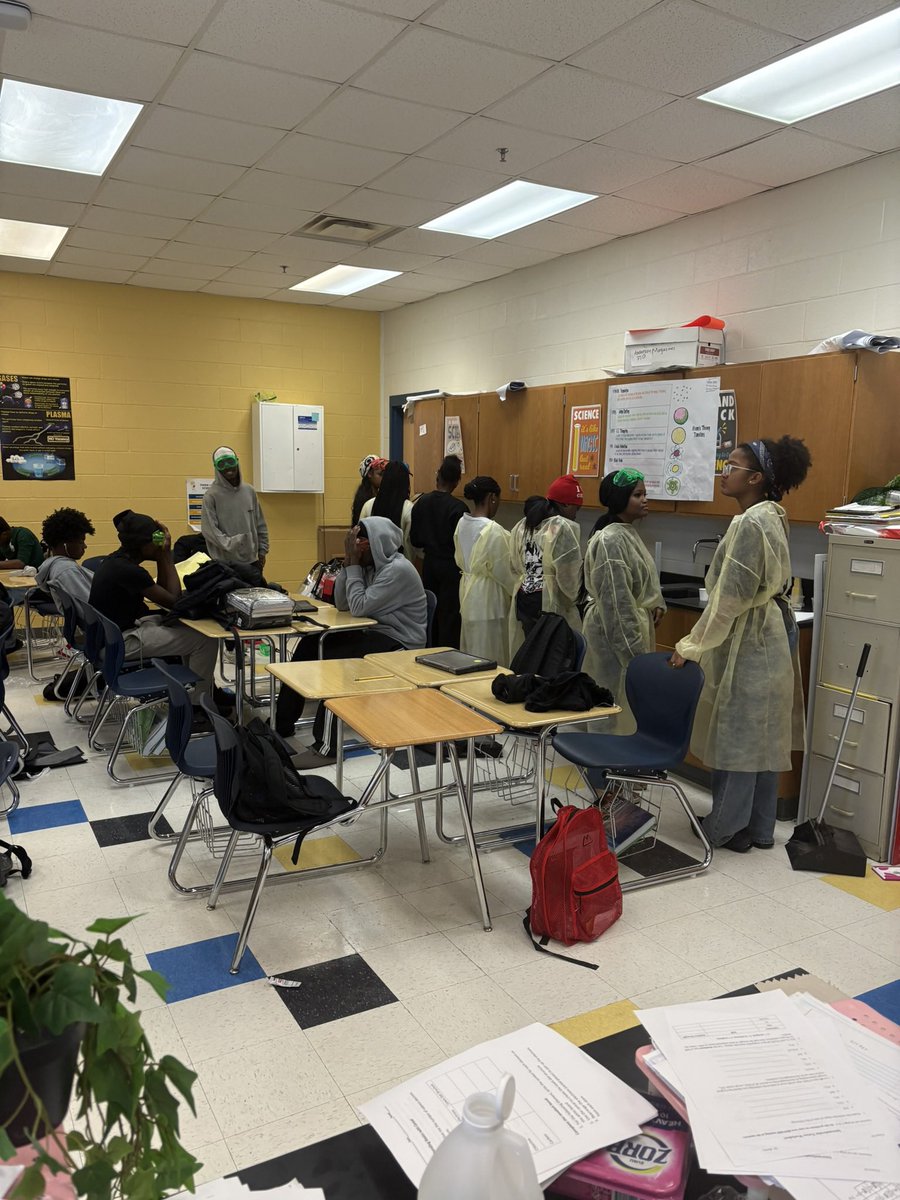 LHS_ScienceAC's tweet photo. Lab coats on, mystery-solving minds at work! 🥼🔍 Students investigated physical and chemical properties to identify mystery substances—using observations and evidence to support their conclusions! 🧪 @LithoniaHigh @MCWilkinsPhD #NewDay #ScienceInAction https://t.co/NI2qyGQJVS