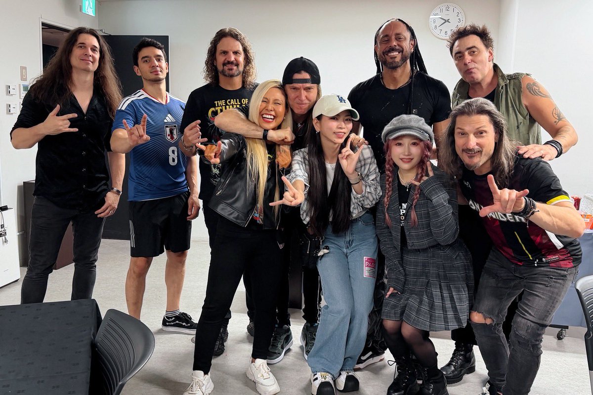 midori_gt's tweet photo. FULL METAL JAPAN 2日目見に行ってきました！！🤘🏾❤️‍🔥終演後ANGRAの皆々様と！
35年の歴史の重みを感じるセトリでした！
トリプルギターは耳が幸せだったし全員揃ってのCarry Onは圧巻！！
高崎さんを加えてのBURNも贅沢すぎました！！

こんな規模で大好きなバンドが見られる幸せ🥹

ところで、ちょっとエドゥさん…w😂
うちはヴォーカリストにチョークされる宿命でも背負ってるんでしょうか😂
#ANGRA #LOVEBITES @FMJ_2026