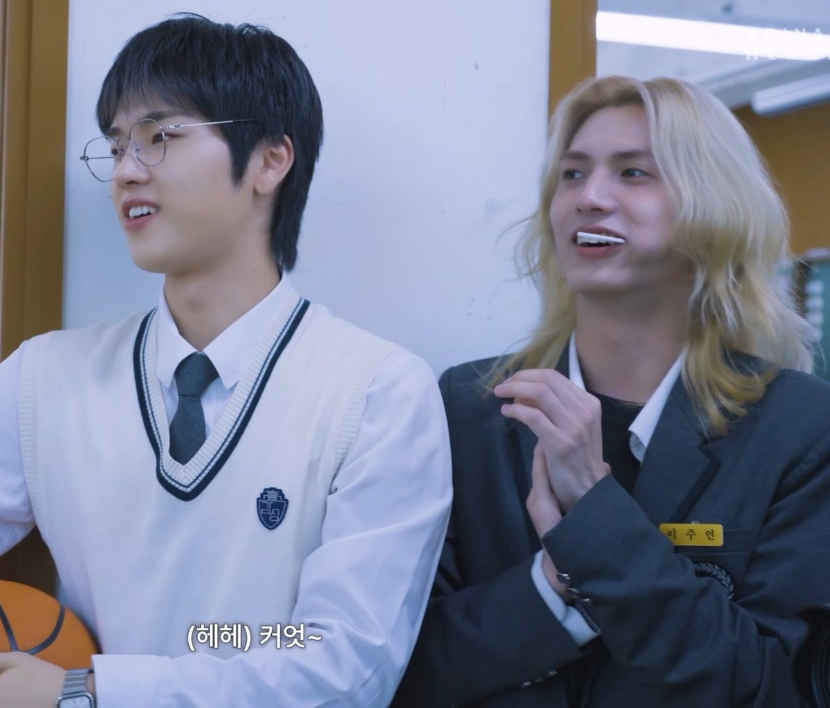 rockstarjjoo's tweet photo. #jungjoo au di mana Jevin si pentolan kelas kena razia sama kakak-kakak OSIS nerd bernama Jose yang pada akhirnya malah kedemenan...?😹 entah dipelet gimana sama si kakak nerd ini

before                                  after https://t.co/TcQYKpLHA7