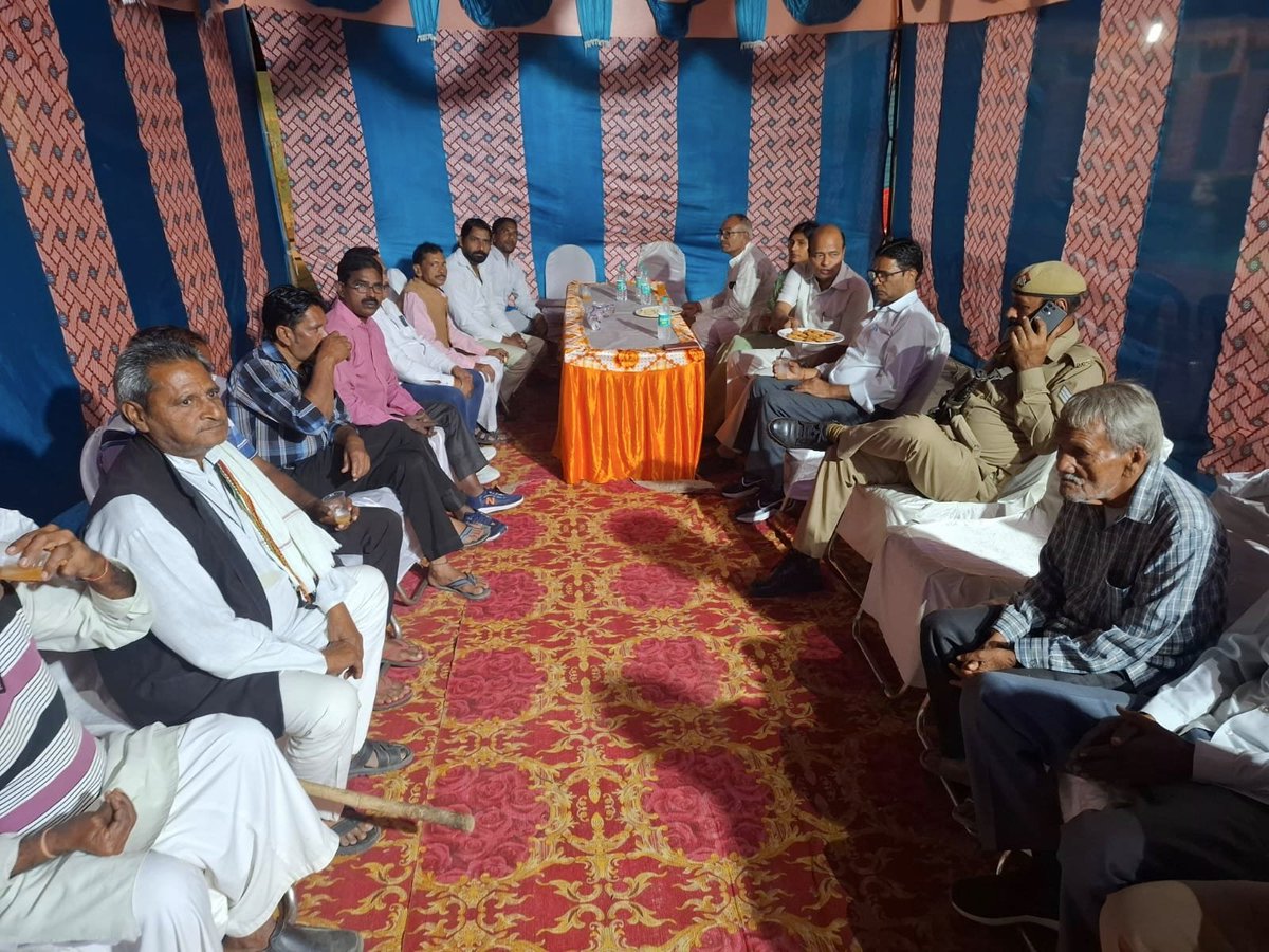 SupriyaPalRLD's tweet photo. आदि कवि महर्षि वाल्मीकि जी की जयंती के उपलक्ष्य पर आज भोकरहेड़ी में आयोजित भव्य जागरण में सहभागिता कर वाल्मीकि समाज के लोगों को बधाई दी।

महर्षि वाल्मीकि जी का जीवन और उनके आदर्श हमें ज्ञान, सदाचार एवं सामाजिक समरसता के मार्ग पर आगे बढ़ने की प्रेरणा देते हैं।

इस अवसर पर वाल्मीकि समाज के सम्मानित लोगों द्वारा दिए गए इस अपार स्नेह, आत्मीय स्वागत एवं सम्मान के लिए हृदय की गहराइयों से आभार व्यक्त करती हूँ।
#Meerapur #SupriyaPal #RLD