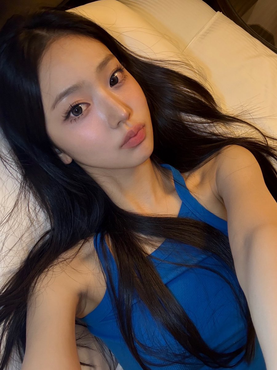 heartkiiikiii's tweet photo. 이 여자가 기어코 호텔침대셀카의 정점을 찍는구나 https://t.co/vvKcmbyLwL
