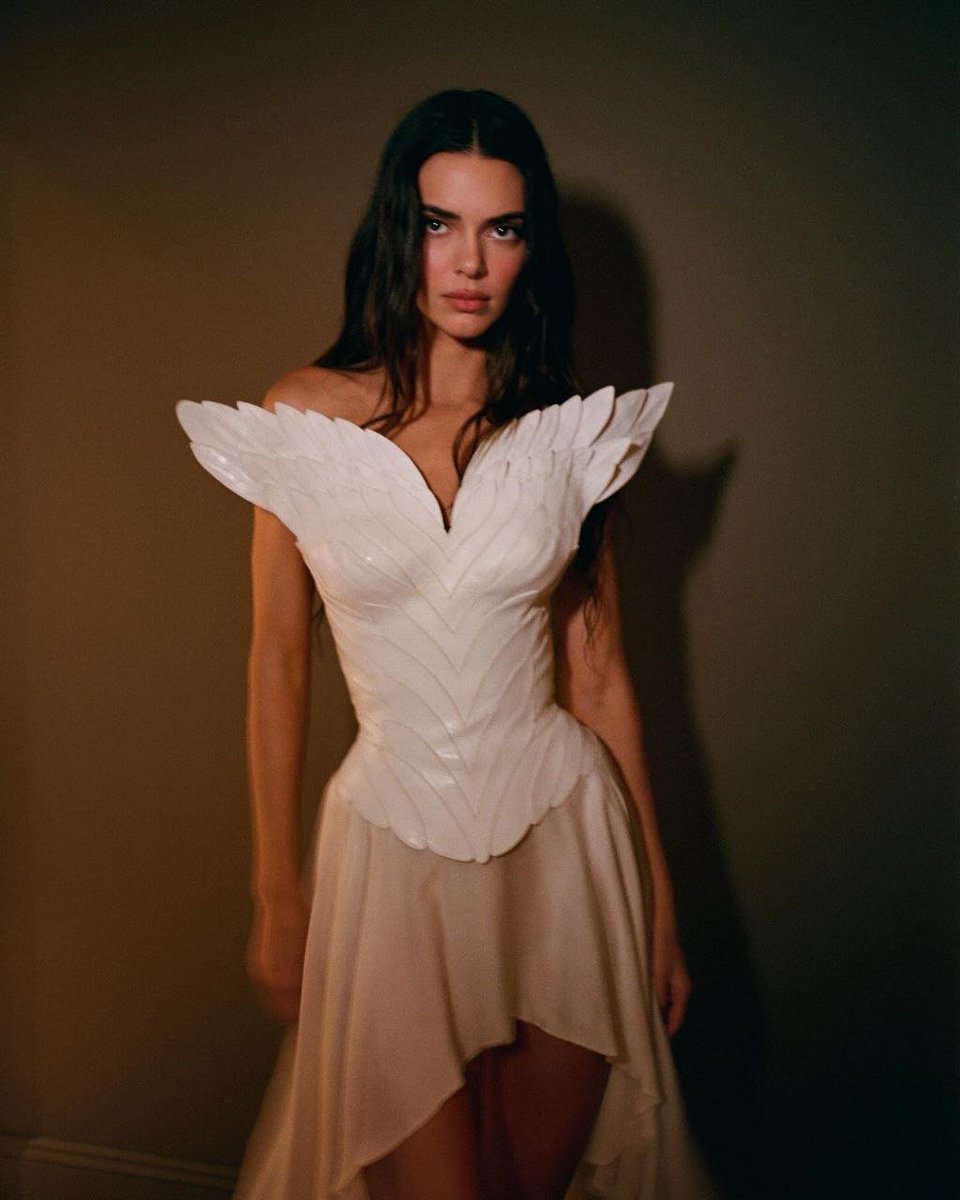 kendalllstan's tweet photo. Kendall jenner https://t.co/mHQQ3UfoUM