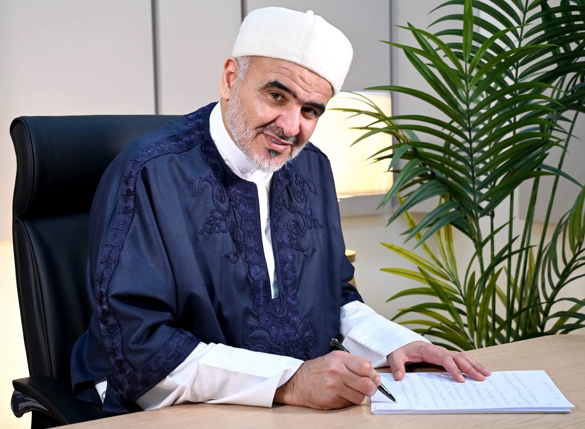 alsallabi1's tweet photo. تعاني تعز ومناطق يمنية أخرى سنوات طويلة من الحصار الحوثي وإغلاق الطرق، وما ترتب على ذلك من مشقة الوصول إلى المستشفيات والمدارس وأماكن العمل، وتمزيق صلات الناس بأهلهم وأرزاقهم، وهذه معاناة يجب أن تبقى حاضرة في ضمير كل منصف، وأن تُوثَّق وقائعها وتُحفظ شهادات ضحاياها، حتى يعرف الناس ما جرى، ولا تضيع حقوق المظلومين مع تقادم السنين واختلاف المواقف السياسية.
وإنه من واجب العلماء وأصحاب الفكر والتأثيرالمعنوي والإعلاميين وأصحاب الكلمة الحرة أن يكشفوا جميع الانتهاكات بالأدلة والشهادات الموثوقة، وأن يجعلوا صوت الضحايا من الأبرياء في المحافل الحقوقية والإنسانية الدولية، وأن يتناولوا ما تعرضت له الأسواق والأحياء المأهولة بالسكان والمساجد ودور التعليم وتحفيظ القرآن بالتحقيق والتوثيق، إلى جانب تجنيد الأطفال والزج بهم في معارك تحرمهم من طفولتهم، ومحاولات فرض الولاء للجماعة على التعليم والحياة الدينية؛ فحق الطفل أن يتعلم ويأمن بين أهله، وحق الناس أن يعبدوا الله دون إكراه أو تسخير لدينهم في خدمة ميليشيات إرهابية مسلحة.
إن الوقفة مع تعز واليمن السعيد هي مسؤولية أخلاقية وإنسانية، تقتضي نصرة أهلها في حقهم في الأمن وحرية التنقل والعيش الكريم، والمطالبة برفع كل قيد على حياتهم، ومحاسبة المسؤولين عن الانتهاكات محاسبة عادلة. وأهل تعز يستحقون وطناً يحمي أبناءهم، ويحفظ كرامتهم، ويصون دماءهم، ويتيح لهم أن يعمروا أرضهم ويبنوا مستقبلهم في سلام.

اللهم احفظ تعز وأهلها، وارحم موتاهم، واشف جرحاهم، 
وفرّج كربهم، واجمع كلمة أهل اليمن على الحق والعدل،
 وأعنهم على تجاوز محنتهم، وردّ إليهم أمنهم وطمأنينتهم.

كتبه الشيخ الدكتور علي محمد الصلابي