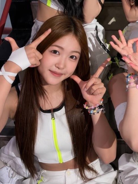 zzingS2_'s tweet photo. 에투라단체사진에 한정선무화과요거트모찌있는데요?;
      ㄴ  확인결과 아이찡입니다 https://t.co/SneQDQKasX
