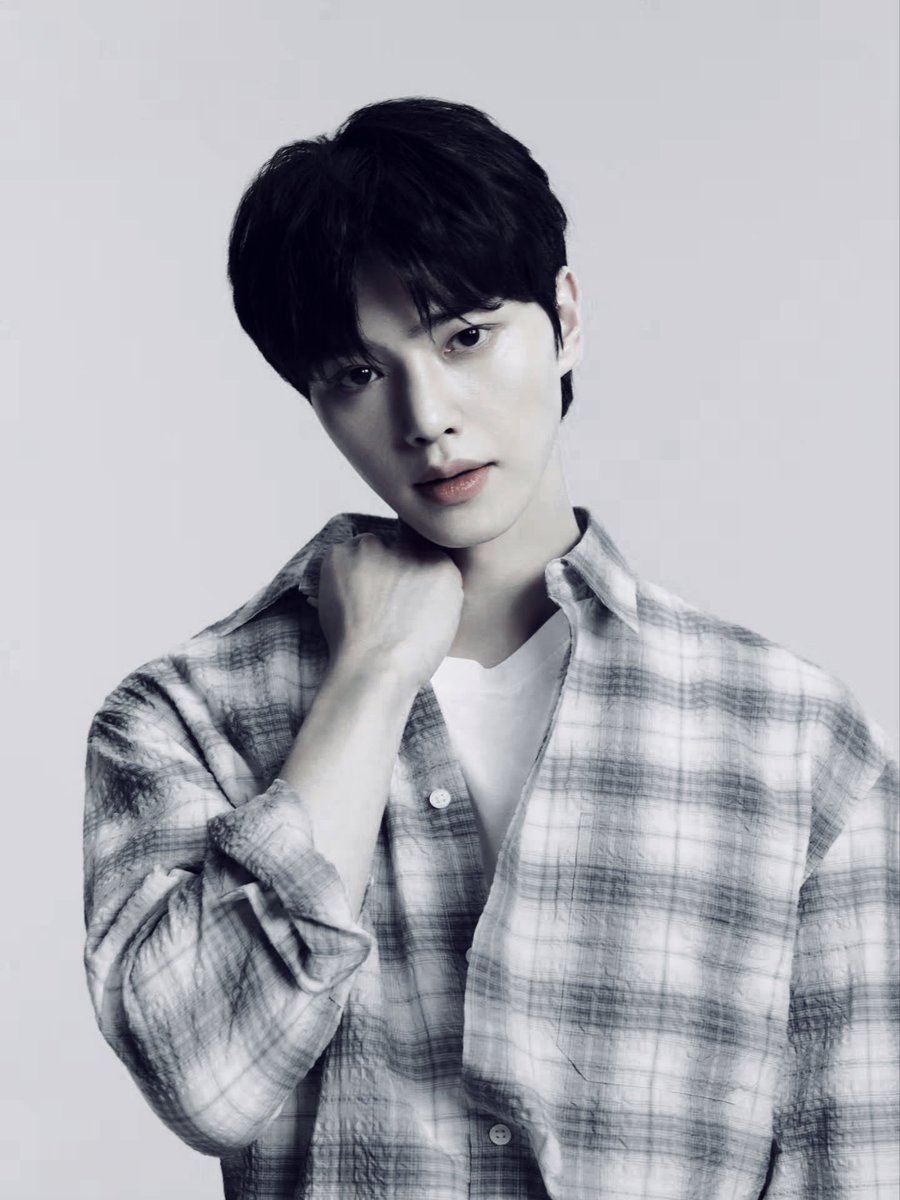 songankg's tweet photo. Spent the day shooting with #polham, trying on different casual vibes, from relaxed graphic tees and classic denim to comfy plaid shirts and crisp jackets. There is something so satisfying about keeping things simple and comfortable. It was such a lighthearted, fun day on set. https://t.co/JoDF31tNQB