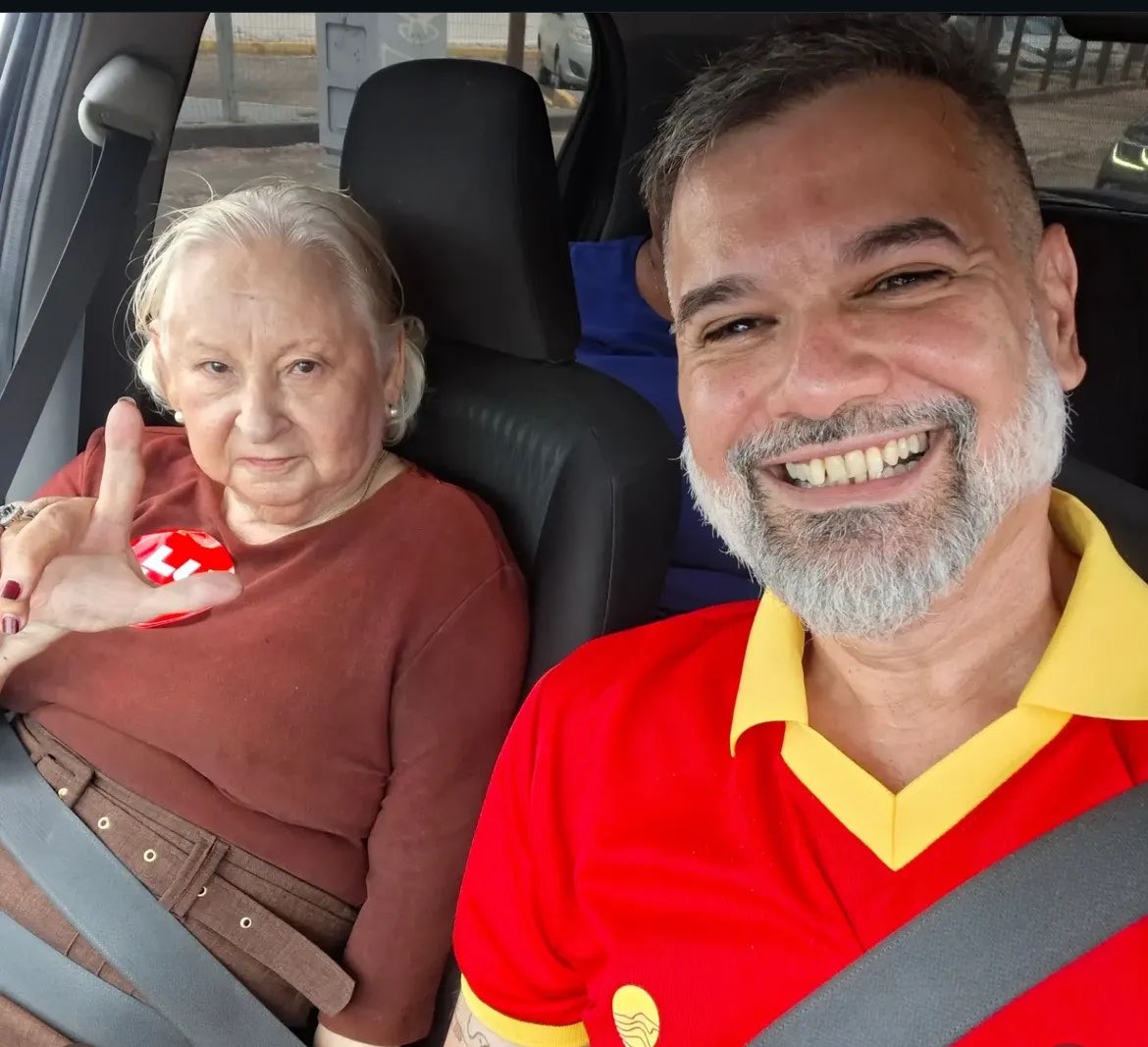 marinasolon_'s tweet photo. Essa é minha tia Ivonete, viúva do meu tio François, que foi preso político na ditadura militar. Tem 82 anos

Tive a honra e o privilégio de conduzir ela na cadeira de rodas até a urna. Apertou o 13, viu Lula e disse “oi, meu amigo”

Tô chorando até agora com essa cena 🥹♥️ https://t.co/qi5XeP3PWX