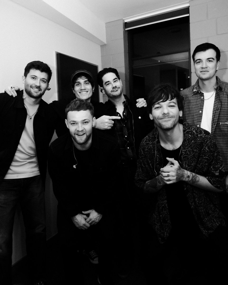 OT5Dailys's tweet photo. Louis Tomlinson and his band backstage for #HDWGHBrisbane!

via LTHQ https://t.co/xgHyUCxAOL