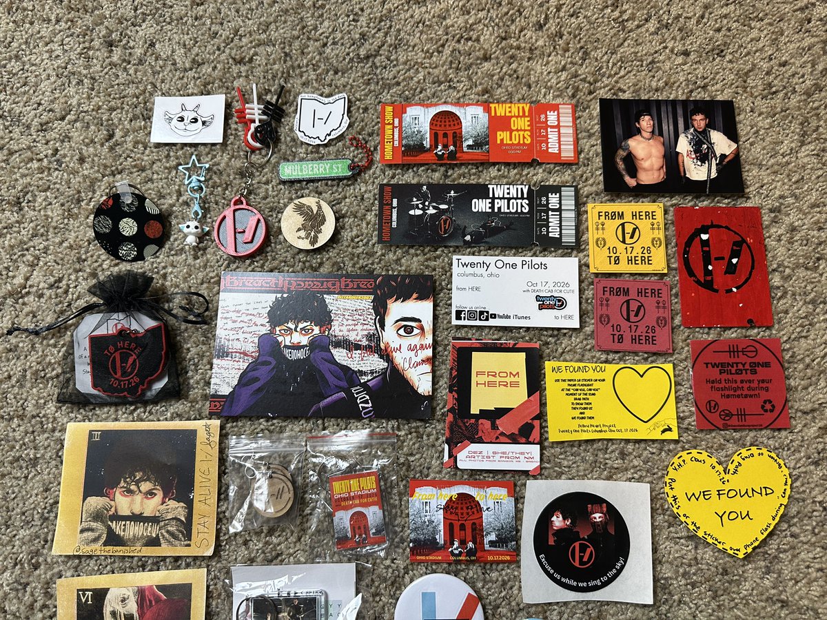 ChrisxClancy's tweet photo. All the trades and freebies from last weekend (plus the bracelet from my seat and the necklace from Lavash). It was so fun meeting a bunch of your guys and hearing your stories as well as seeing your creativity! https://t.co/UFIpqiNUvH