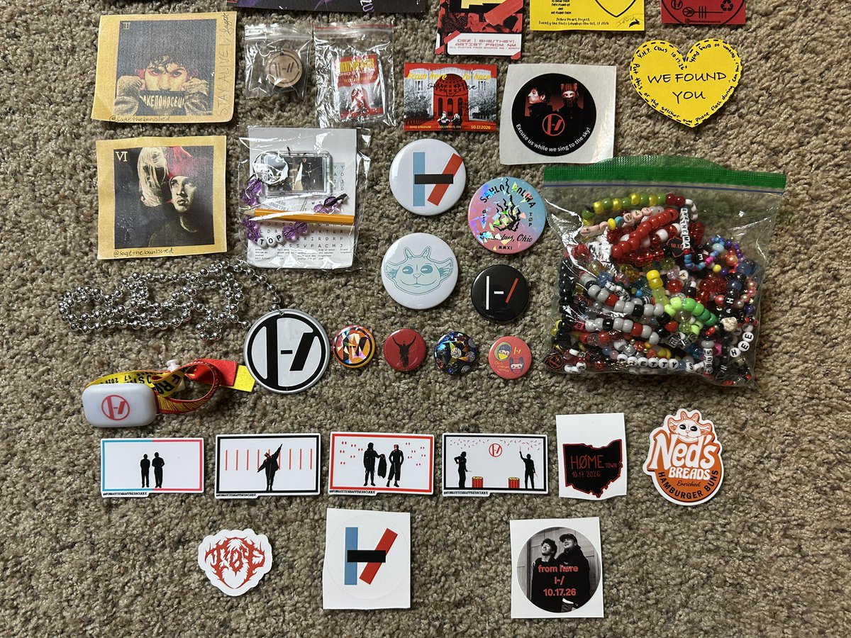 ChrisxClancy's tweet photo. All the trades and freebies from last weekend (plus the bracelet from my seat and the necklace from Lavash). It was so fun meeting a bunch of your guys and hearing your stories as well as seeing your creativity! https://t.co/UFIpqiNUvH