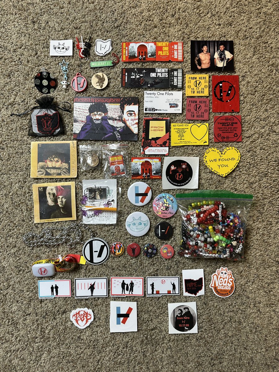 ChrisxClancy's tweet photo. All the trades and freebies from last weekend (plus the bracelet from my seat and the necklace from Lavash). It was so fun meeting a bunch of your guys and hearing your stories as well as seeing your creativity! https://t.co/UFIpqiNUvH