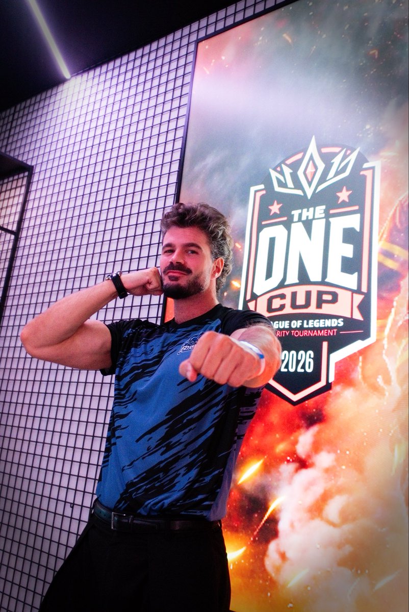 santospro96's tweet photo. Apenas um homem de 30 anos a jogar por uma causa solidária.

4820,98€ arrecadados para os Bombeiros Voluntários de Gaia.
Mais que uma comunidade 🎮💛 https://t.co/721XyCJup9